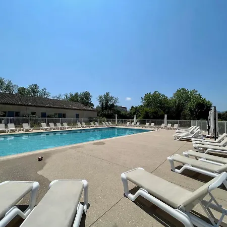 Les De Robinson: Riverside With Pool In
