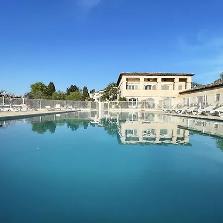Les De Robinson: Riverside With Pool In Apartment