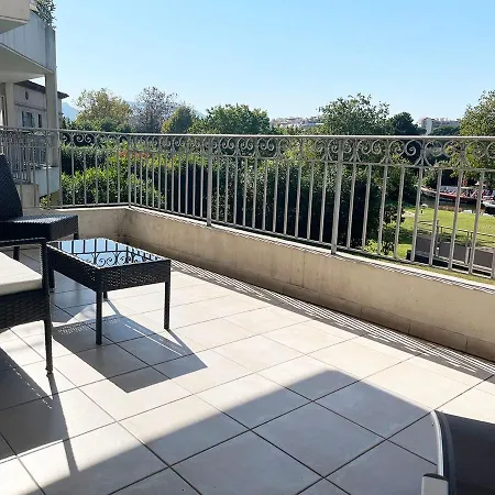 Apartment Les De Robinson: Riverside With Pool In Mandelieu-la-Napoule