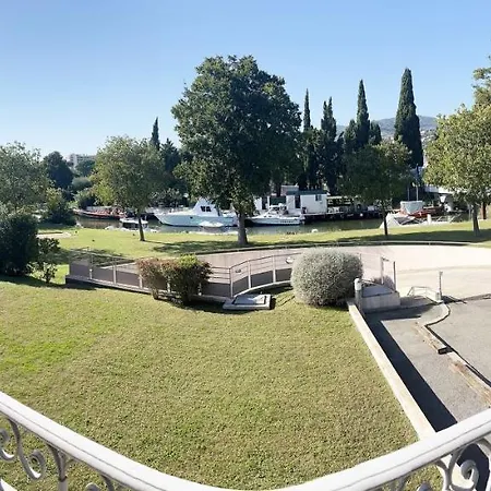 Les De Robinson: Riverside With Pool In
