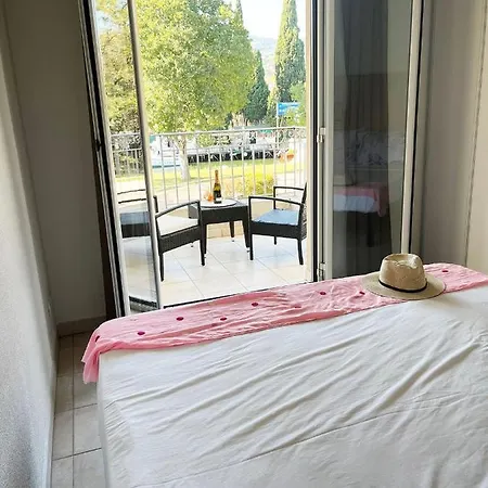 Les De Robinson: Riverside With Pool In