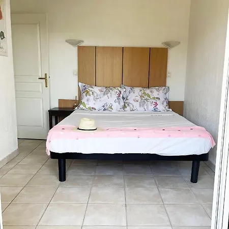 Apartment Les De Robinson: Riverside With Pool In *