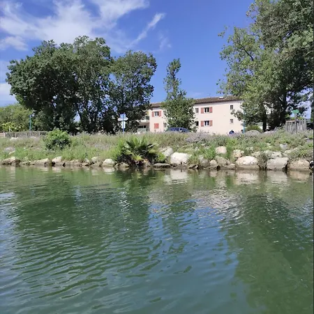 Les De Robinson: Riverside With Pool In Apartment