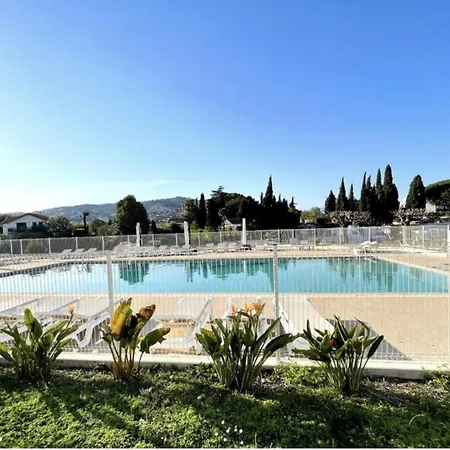Apartment Les De Robinson: Riverside With Pool In